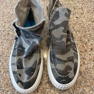Malibu blowfish camo high top sneakers size 8